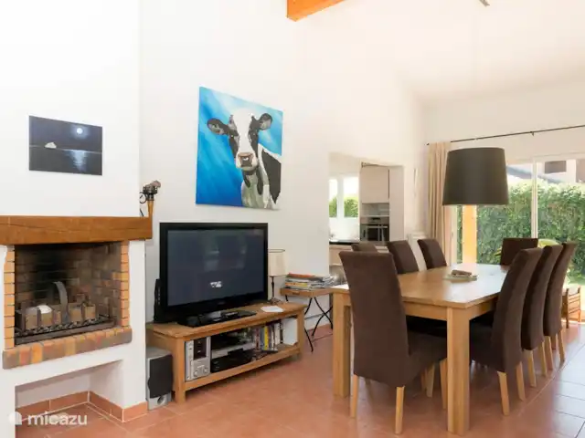Les Rives de l'Ardèche | France, Ardèche, Vallon-Pont-d'Arc - villa La salle à manger confortable avec table à manger en chêne et cuisine semi-ouverte vous permet de rester en contact avec le reste du groupe pendant que vous cuisinez. (le téléviseur a depuis été remplacé par un écran plat 42 pouces/106 cm)
