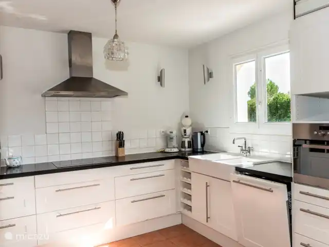 Les Rives de l'Ardèche | France, Ardèche, Vallon-Pont-d'Arc - villa Cuisine spacieuse, équipée de tout le matériel possible pour vous servir ! Lave-vaisselle à induction, plaques de cuisson, four/micro-onde, cafetière, Senseo et bouilloire etc.