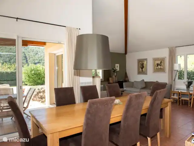 Les Rives de l'Ardèche | France, Ardèche, Vallon-Pont-d'Arc - villa La table à manger confortable et le salon