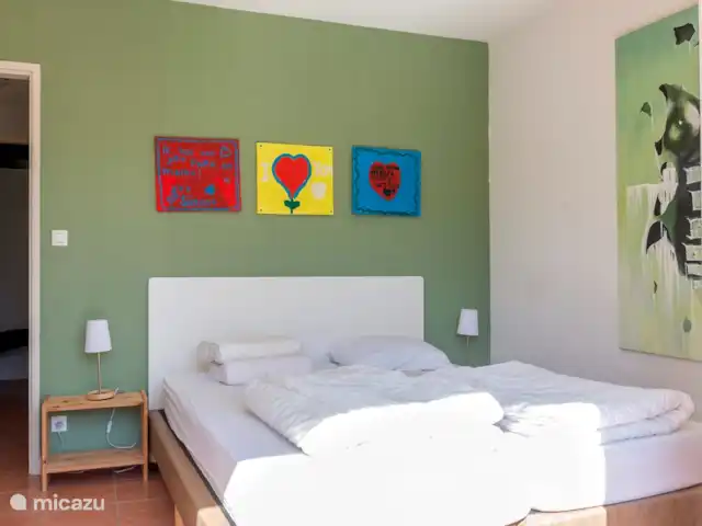 Les Rives de l'Ardèche | France, Ardèche, Vallon-Pont-d'Arc - villa Les chambres du bas ont des portes-fenêtres. Pendant les nuits chaudes, vous pouvez fermer les volets et ouvrir les portes pour une ventilation et une intimité optimales !