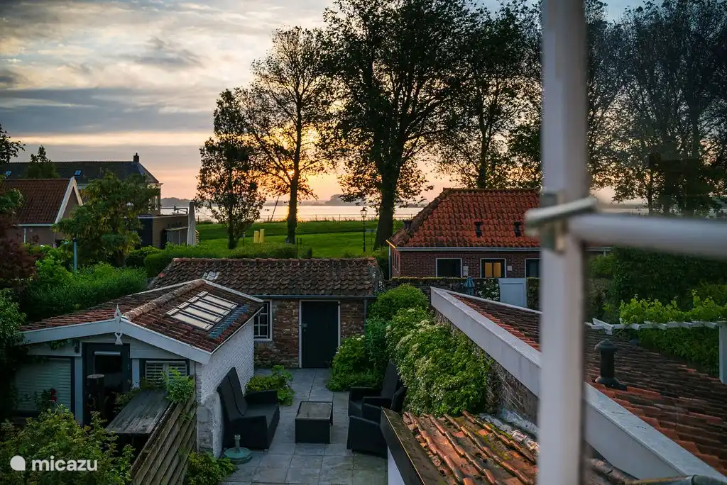 Vue de la chambre avec lever du soleil