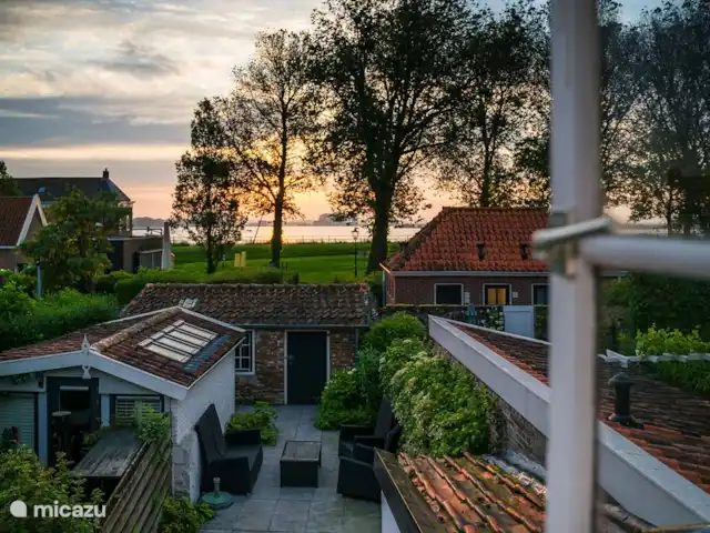 Vissershuisje Veere huren in Nederland, Zeeland, Veere - vakantiehuis uitzicht vanaf de slaapkamer met zonsopgang