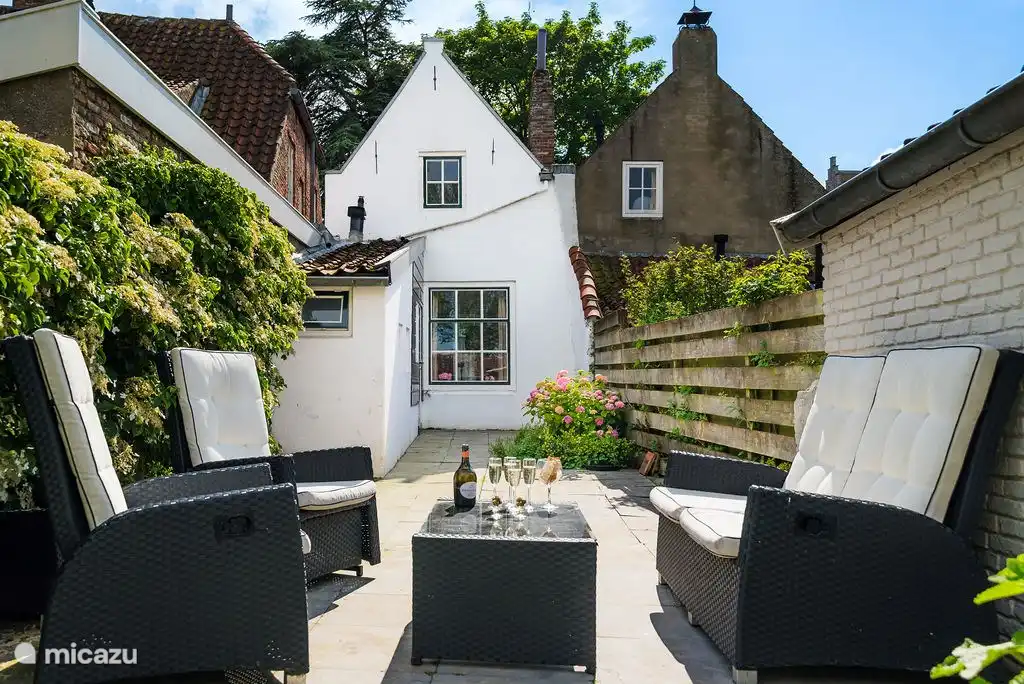 Un jardin ensoleillé toute la journée