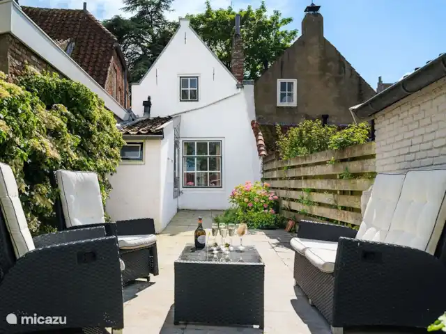 Vissershuisje Veere huren in Nederland, Zeeland, Veere - vakantiehuis de hele dag een zonovergoten tuin
