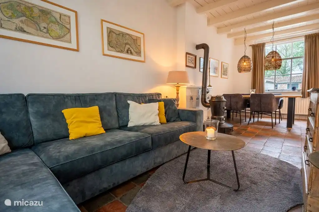 Joli canapé confortable pour regarder la télévision