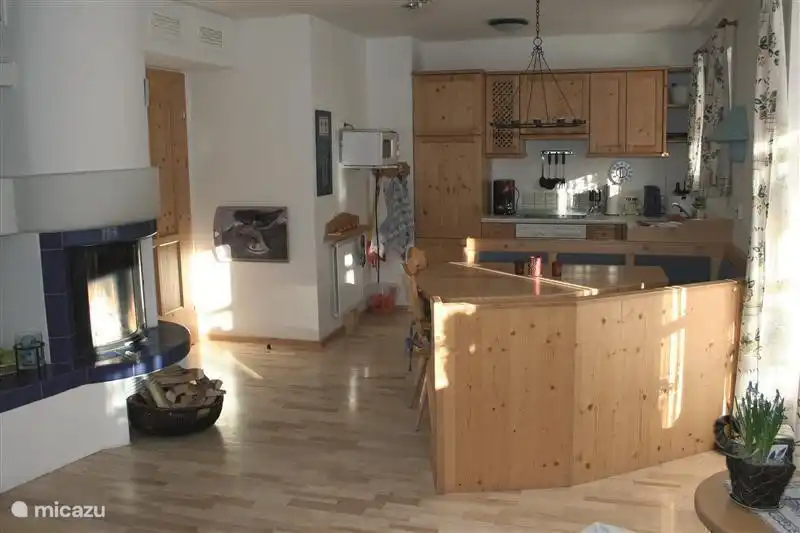 Wohnzimmer, Esstisch und Küche. Türen rechts zum Garten.