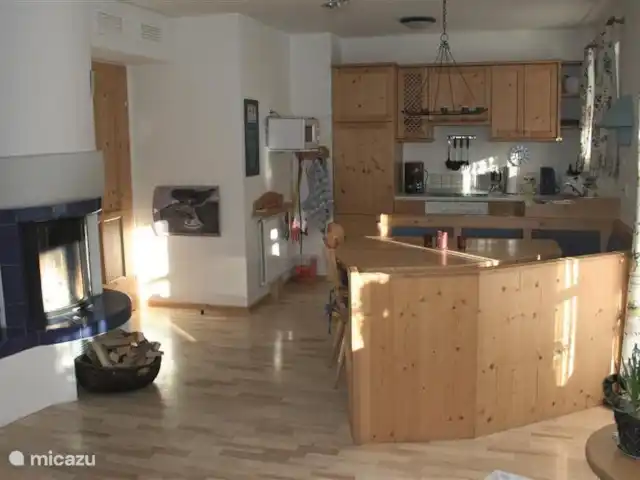 Haus Marlene huren in Oostenrijk, Salzburgerland, Krimml - vakantiehuis Gezicht vanuit de woonkamer naar eethoek en open keuken.
De keuken is voorzien van vaatwasser, oven, keramische kookplaat en magnetron. Tevens aanwezig: broodrooster, tosti apparaat, koffiezet apparaat, Senseo en waterkoker. Rechts openslaande deuren naar tuin op het zuiden.