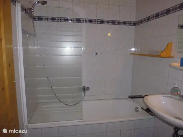 Haus Marlene huren in Oostenrijk, Salzburgerland, Krimml - vakantiehuis Badkamer begane grond, met bad/douche, wastafel en toilet.