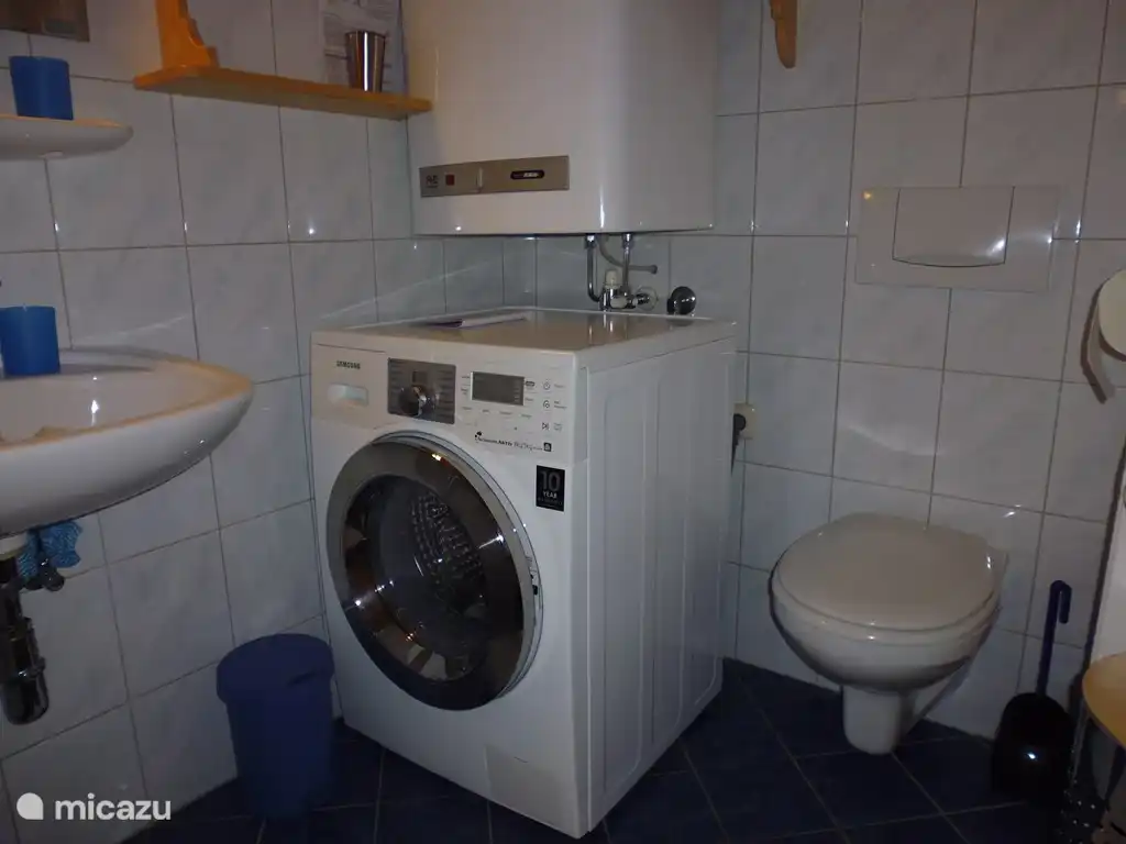 Badezimmer im Erdgeschoss, mit Waschmaschine, Trockner enthalten.