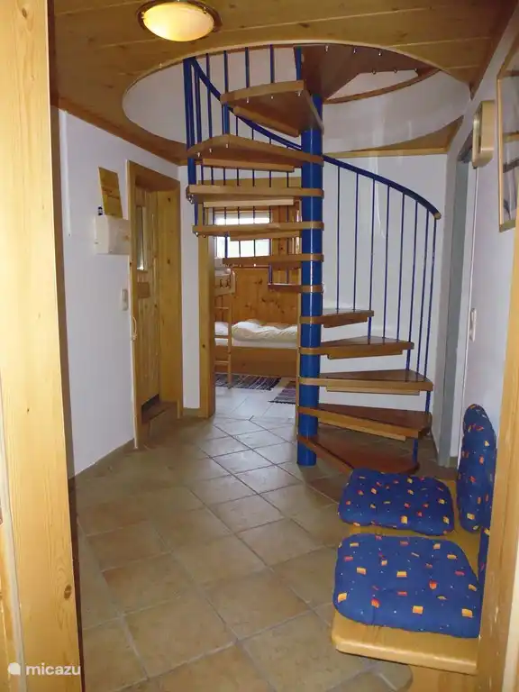 Treppe hinunter. Hier können Sie auf die andere über 2 Schlafzimmer, eine Sauna, ein zweites Badezimmer und ein Flur zu bekommen. Insight zum Schlafzimmer 2. Auch Sie erhalten in den großen Skigebiet, in dem Sie Ihre Ski und Schuhe zu speichern. Hier ist auch eine Tischtennisplatte.