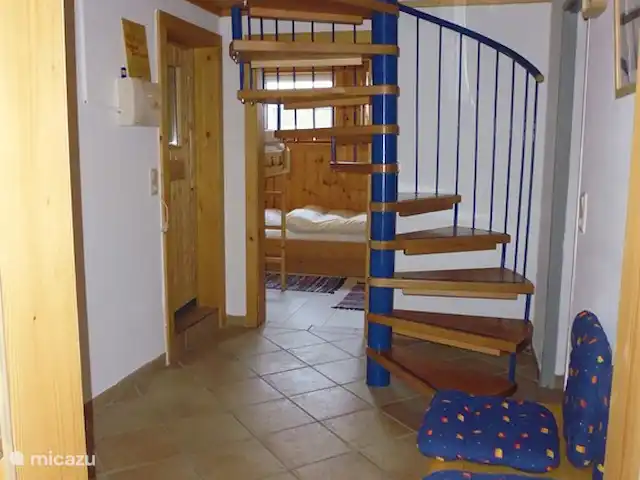 Haus Marlene huren in Oostenrijk, Salzburgerland, Krimml - vakantiehuis Trap naar beneden.
Hier kom je bij de andere 2 slaapkamers, de sauna, 2de badkamer en een halletje.
Inkijkje naar slaapkamer 2.
Tevens kom je in de grote ski ruimte, waar je je ski's en schoenen kwijt kunt.
Hier staat ook een tafeltennis tafel.