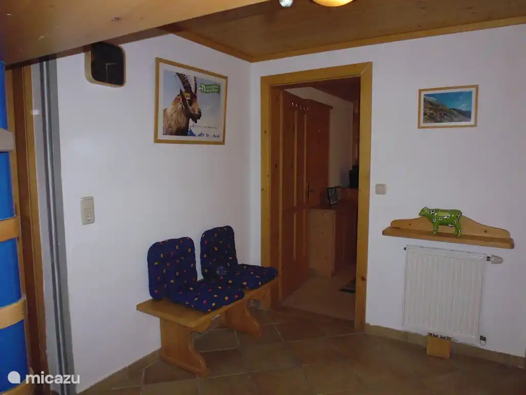 Halle im Erdgeschoss Einblick in Schlafzimmer 3.