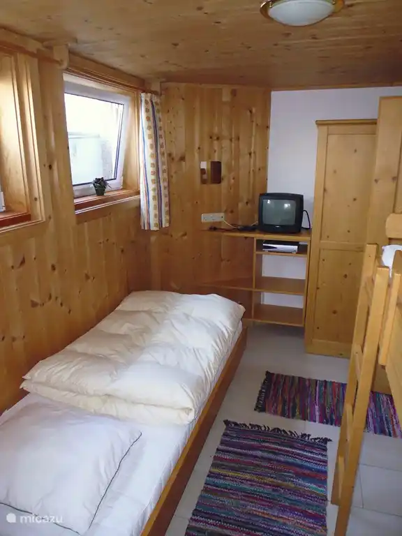 Schlafzimmer 2, mit 3 Betten, großer Kleiderschrank mit reichlich Kleiderbügeln. TV.