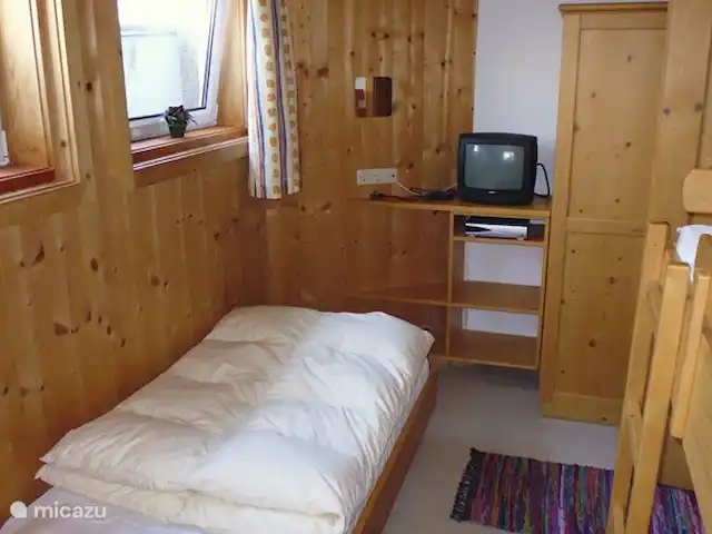 Haus Marlene huren in Oostenrijk, Salzburgerland, Krimml - vakantiehuis Slaapkamer 2, met 3 bedden, grote kledingkast met voldoende hangers.
T.v. aanwezig.