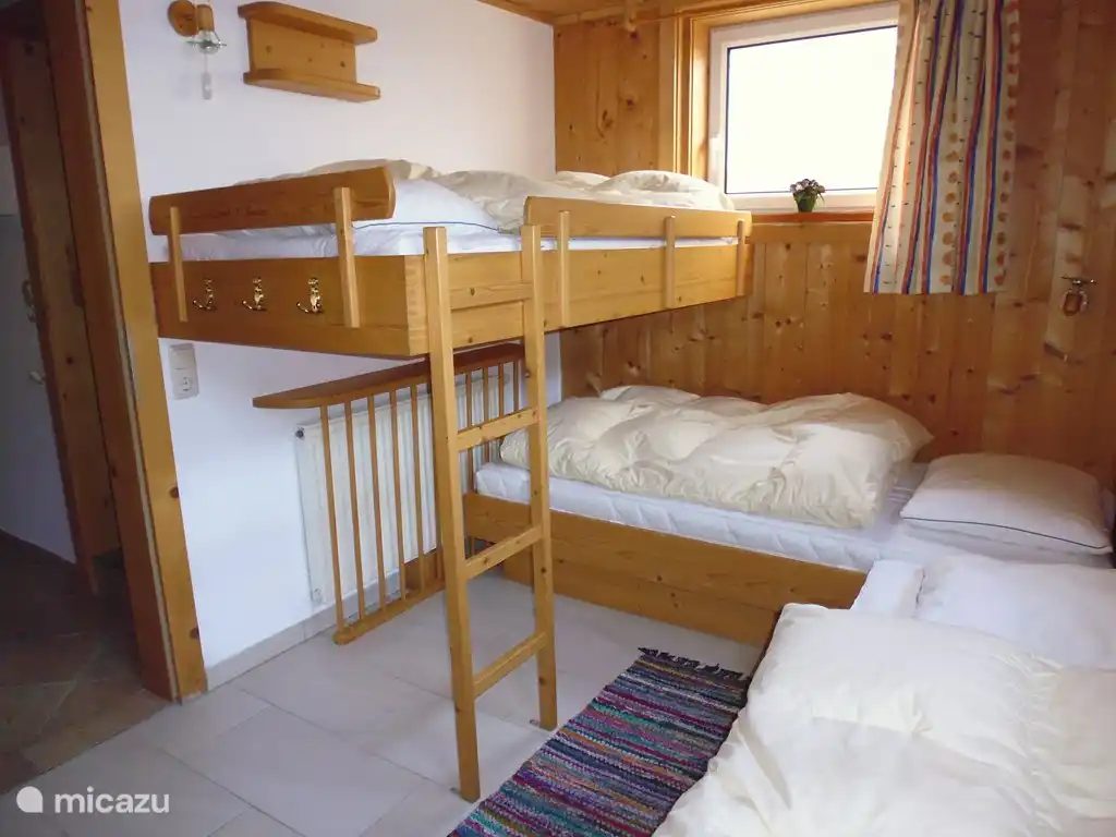 Schlafzimmer 2, mit 3 Betten. Fliesenboden.