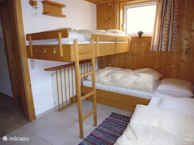 Haus Marlene huren in Oostenrijk, Salzburgerland, Krimml - vakantiehuis Slaapkamer 2, met 3 bedden.
Plavuizen vloer.