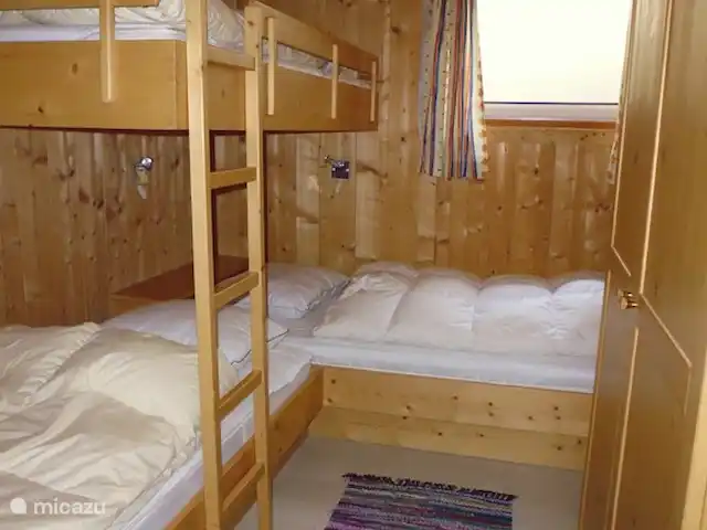 Haus Marlene huren in Oostenrijk, Salzburgerland, Krimml - vakantiehuis De derde slaapkamer, ook met 3 bedden en een grote kledingkast.
Plavuizen vloer.