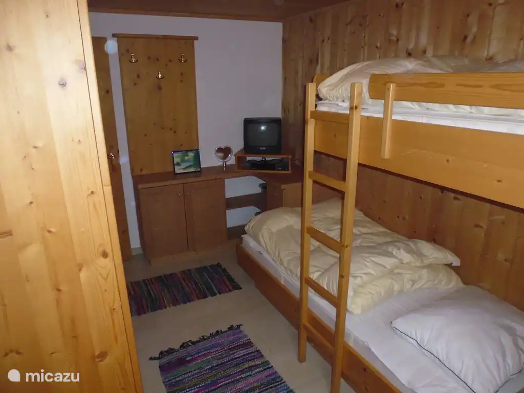 3 Schlafzimmer mit Kleiderschrank, kleiner Schrank und TV