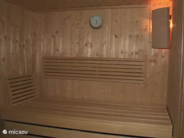 Haus Marlene huren in Oostenrijk, Salzburgerland, Krimml - vakantiehuis Sauna. Naast de sauna bevindt zich een douche en relaxruimte met bankje.