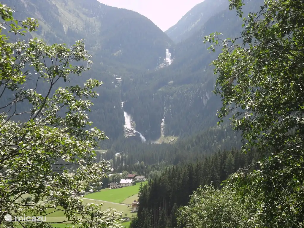 Uitzicht op Krimml met waterval