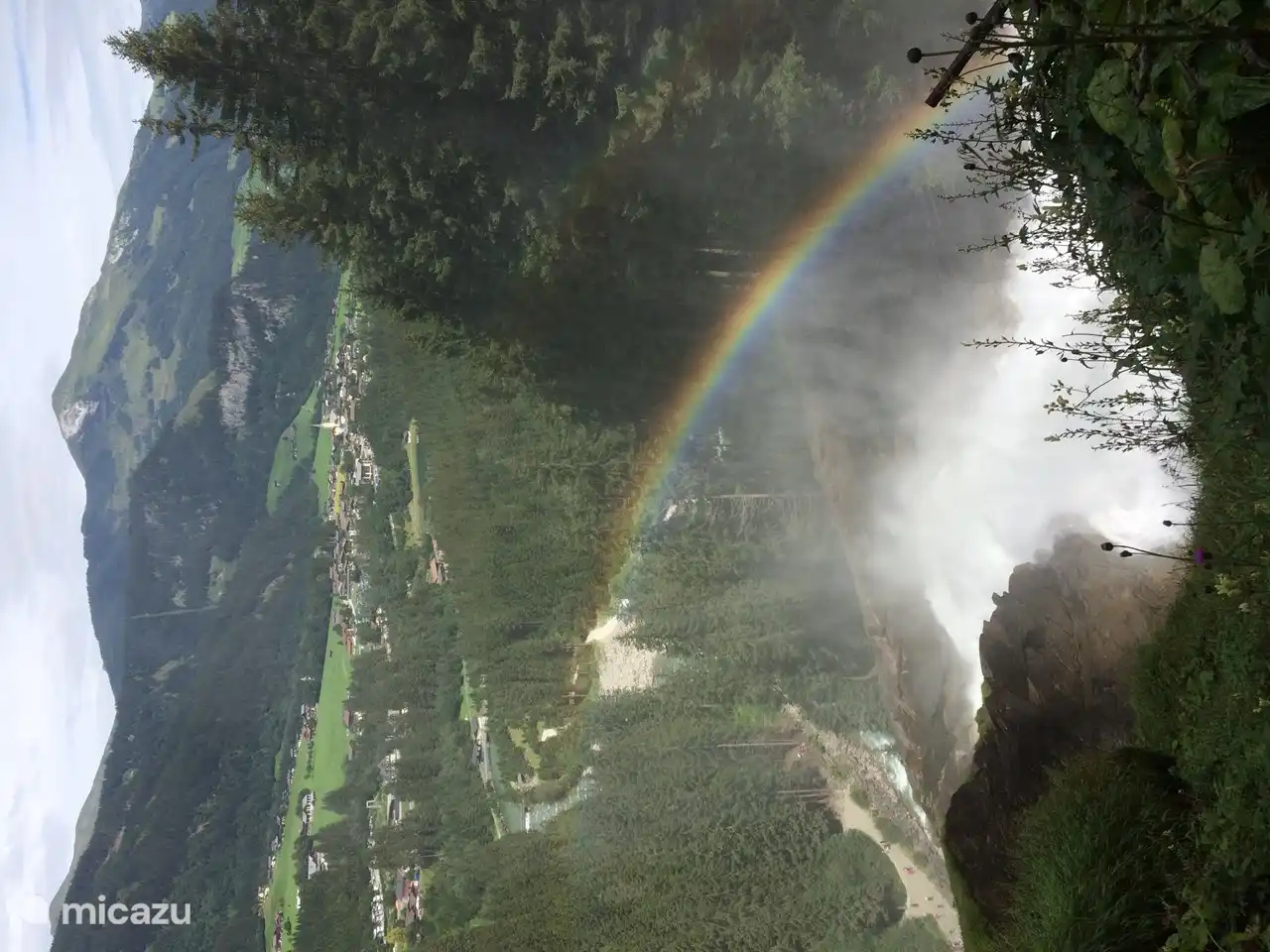 Krimmler Wasserfall mit Blick auf das Dorf Krimml 