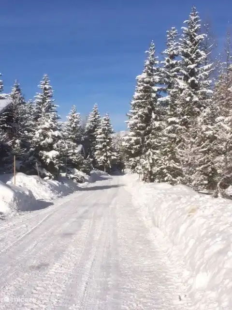 De weg voor het huis, dus skiën tot aan de voordeur