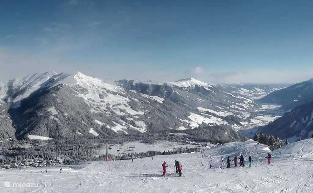 Hochkrimml, met uitzicht op het Pinzgau, waar ook het dorp Krimml en de bekende Krimmlwatervallen liggen.
