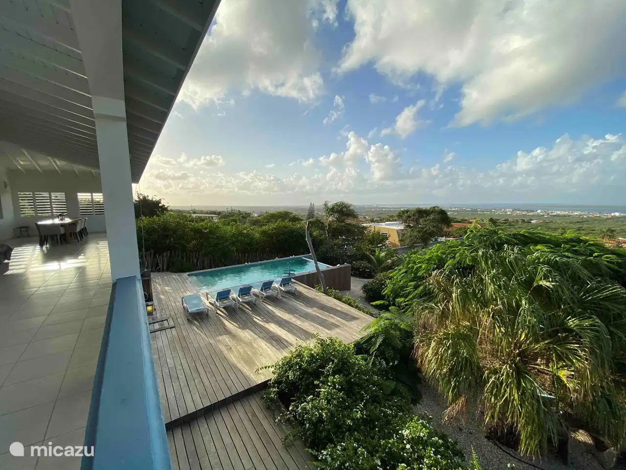 Blick von der Veranda auf den Pool