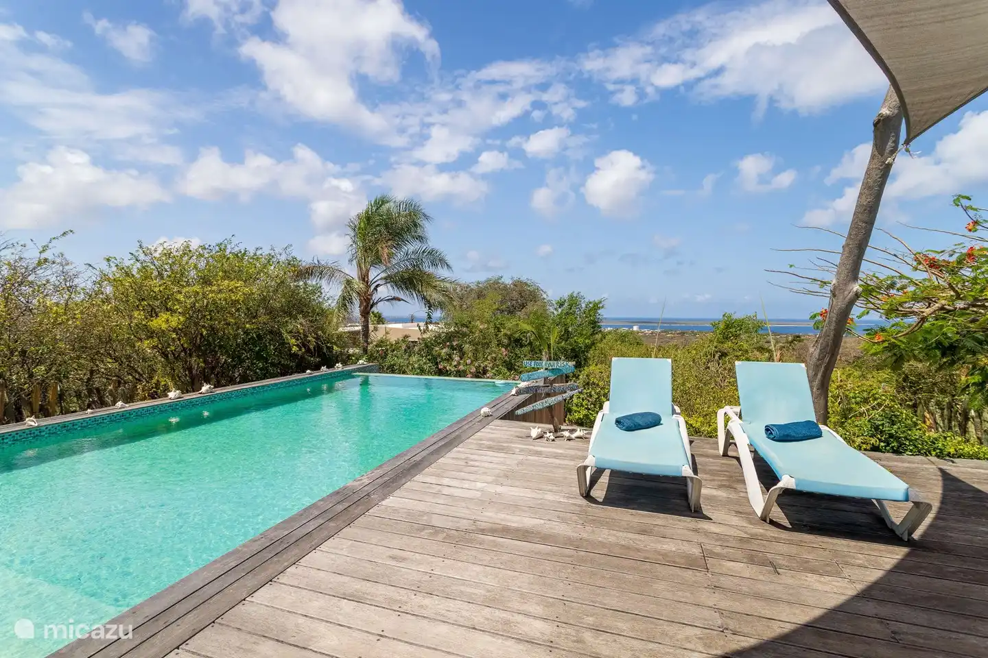 Schönen privaten Pool mit Liegestühlen auf der Sonnenterrasse