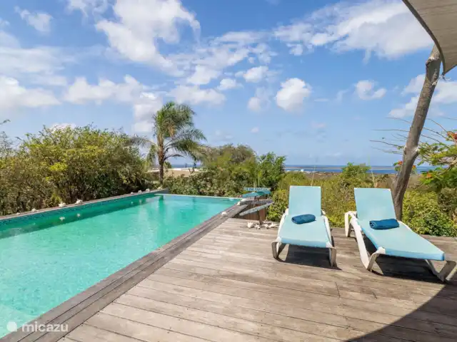 Location de Vacances Bonaire, Bonaire, Santa Barbara, villa - Villa Eldorado Belle piscine privée avec chaises longues sur la terrasse