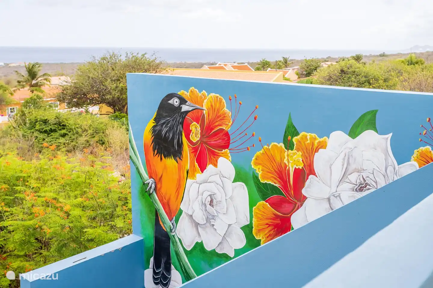 Die Treppe zum Swimmingpool und zur Außenbar: Sie gehen an diesem besonderen Wandgemälde von Sue Art Bonaire vorbei