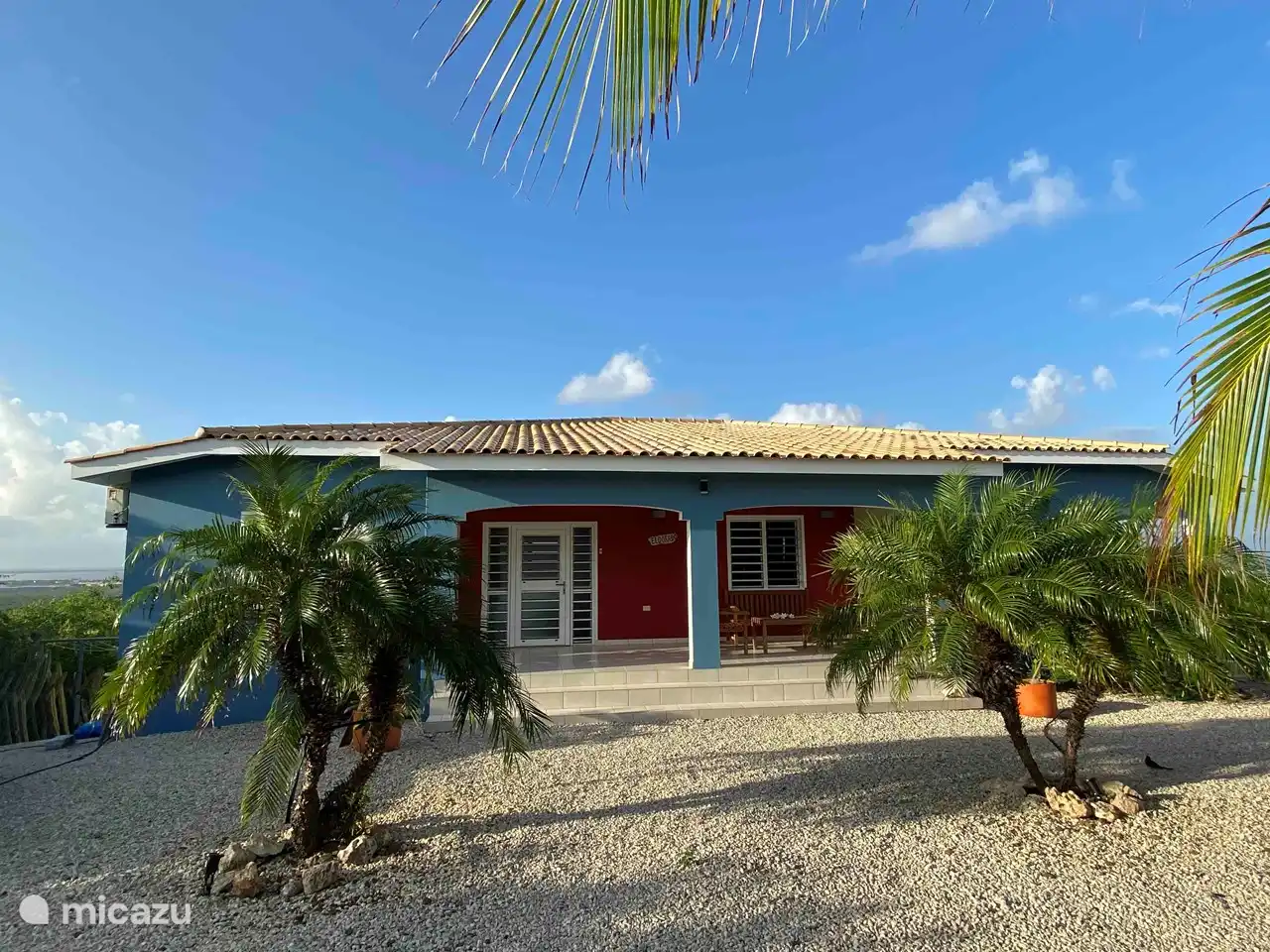 Großer Garten zum Haus, die Front viel Platz für Autos, hinten volle Privatsphäre und eine herrliche Aussicht