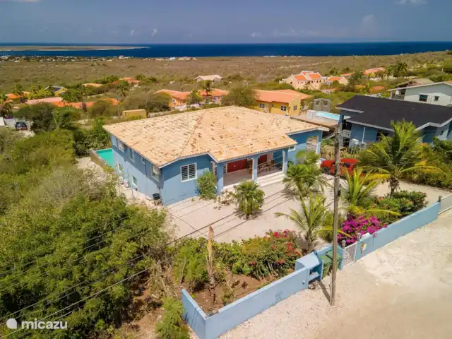 Location de Vacances Bonaire, Bonaire, Santa Barbara, villa - Villa Eldorado La maison se compose de deux étages avec l'appartement d'amis pour 4 personnes au rez-de-chaussée (côté mer) et la maison principale pour 6 personnes au premier étage (entrée au niveau de la rue). La piscine avec solarium est située dans le jardin côté mer et offre donc beaucoup d'intimité.