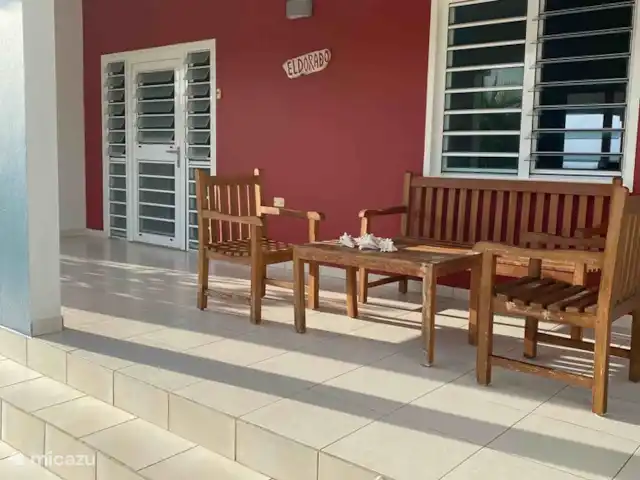 Location de Vacances Bonaire, Bonaire, Santa Barbara, villa - Villa Eldorado Toutes les fenêtres ont des lattes de verre avec des moustiquaires. Idéal pour laisser le vent souffler dans la maison toute la journée (et la nuit). Sur ce porche frais à l'avant de la maison, vous pourrez déguster une tasse de café.