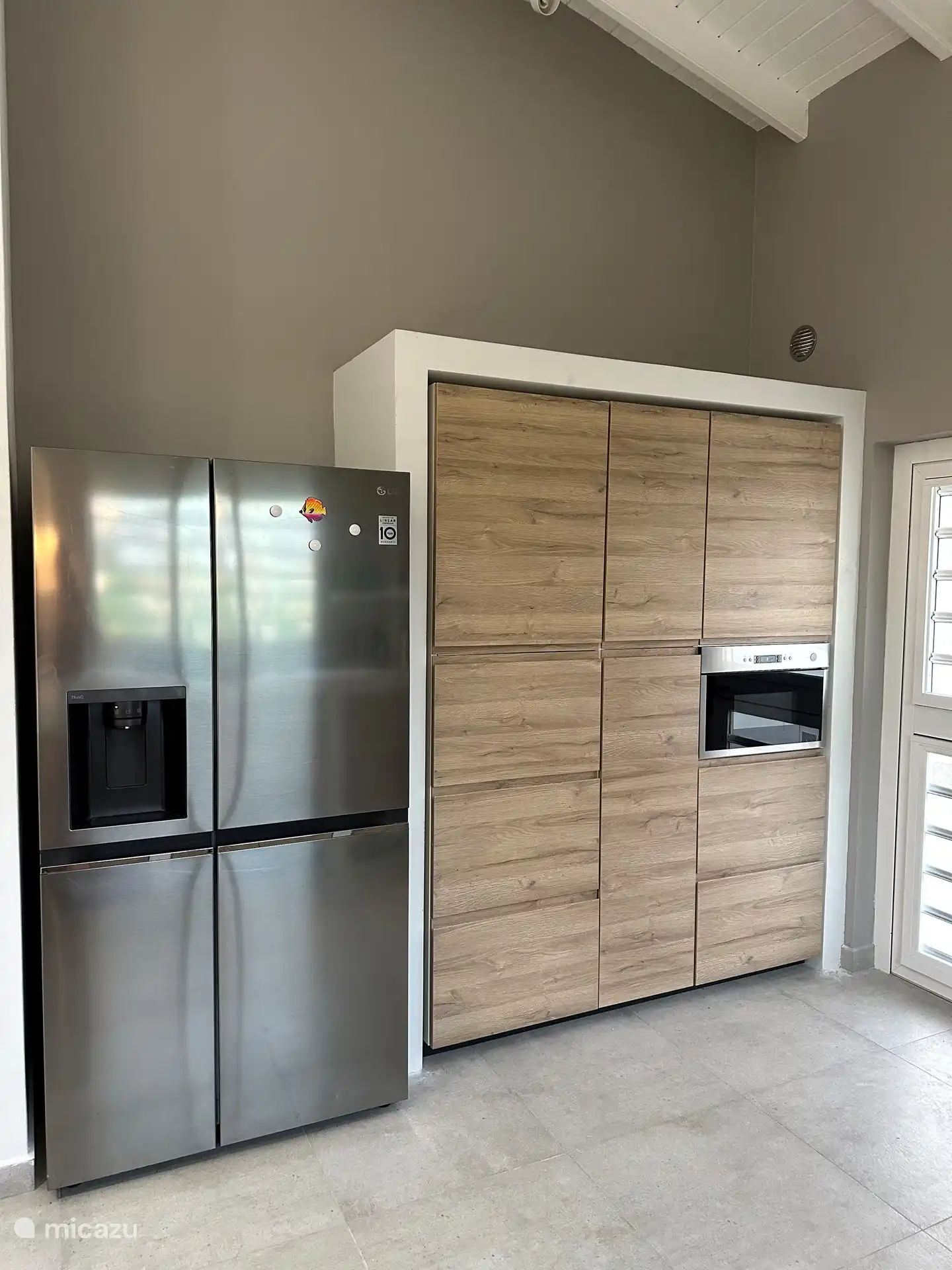 Küche mit viel Stauraum und großem amerikanischen Kühlschrank mit Eiswürfelbereiter