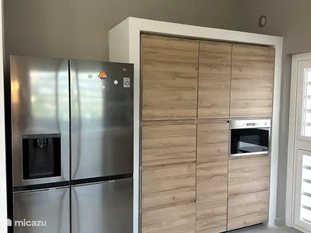 Location de Vacances Bonaire, Bonaire, Santa Barbara, villa - Villa Eldorado Cuisine avec beaucoup d’espace de rangement et grand réfrigérateur américain avec machine à glaçons