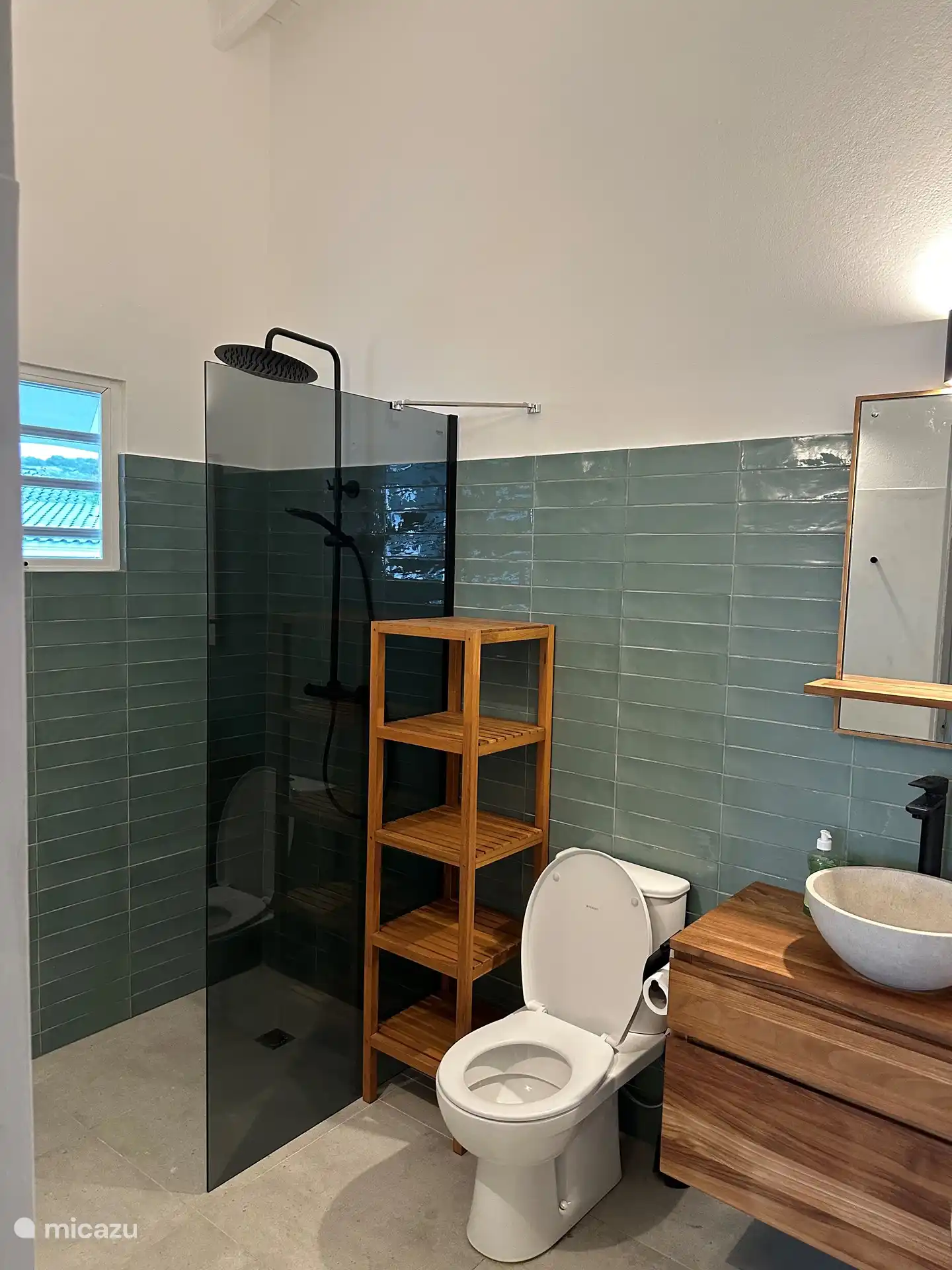 Schöne geräumige Badezimmer