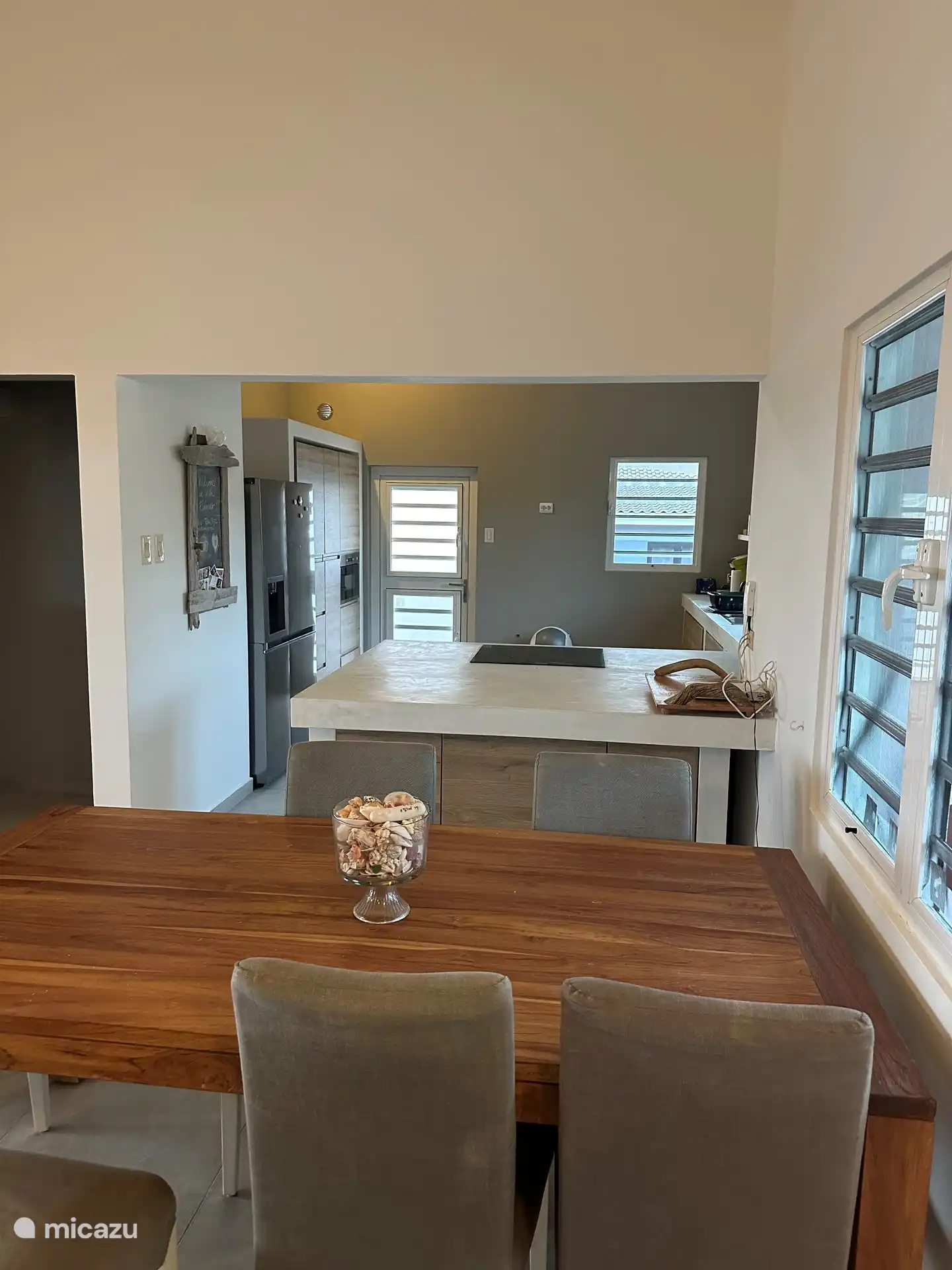 Moderne Küche mit allen notwendigen Geräten