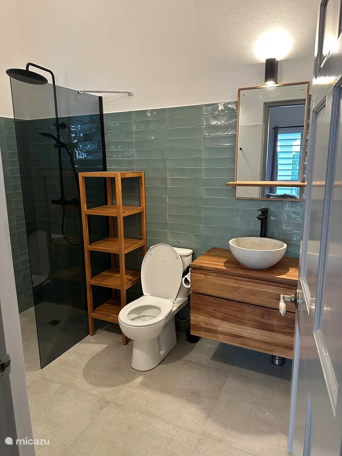 Es gibt 3 Badezimmer mit Regendusche