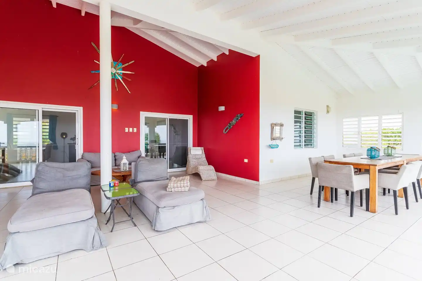 Schöne Veranda mit Tisch für 10 Personen und Luxus Lounge-Möbeln. Die kühle Brise und der Blick ist dies ein wunderbarer Ort für tagsüber und abends.