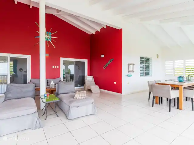 Location de Vacances Bonaire, Bonaire, Santa Barbara, villa - Villa Eldorado Beau porche avec table à manger pour 10 personnes et mobilier de salon luxueux. Le vent rafraîchissant et la vue en font un endroit merveilleux pour la journée et le soir.