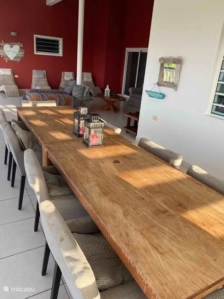 Genießen Sie die Aussicht und die kühle Brise während des Essens oder nehmen Sie ein erfrischendes Bad im Pool im Garten.