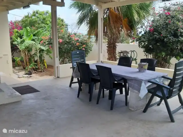 Bungalow Ederlin Curaçao | Curaçao, Curaçao-Centre, Willemstad - bungalow La terrasse couverte et éclairée. Vous passerez probablement plus de temps ici que dans le salon ou la salle à manger. Prenez un bon petit déjeuner, prenez un verre, faites un barbecue. Tu vois
la mer des Caraïbes à 500 mètres.
