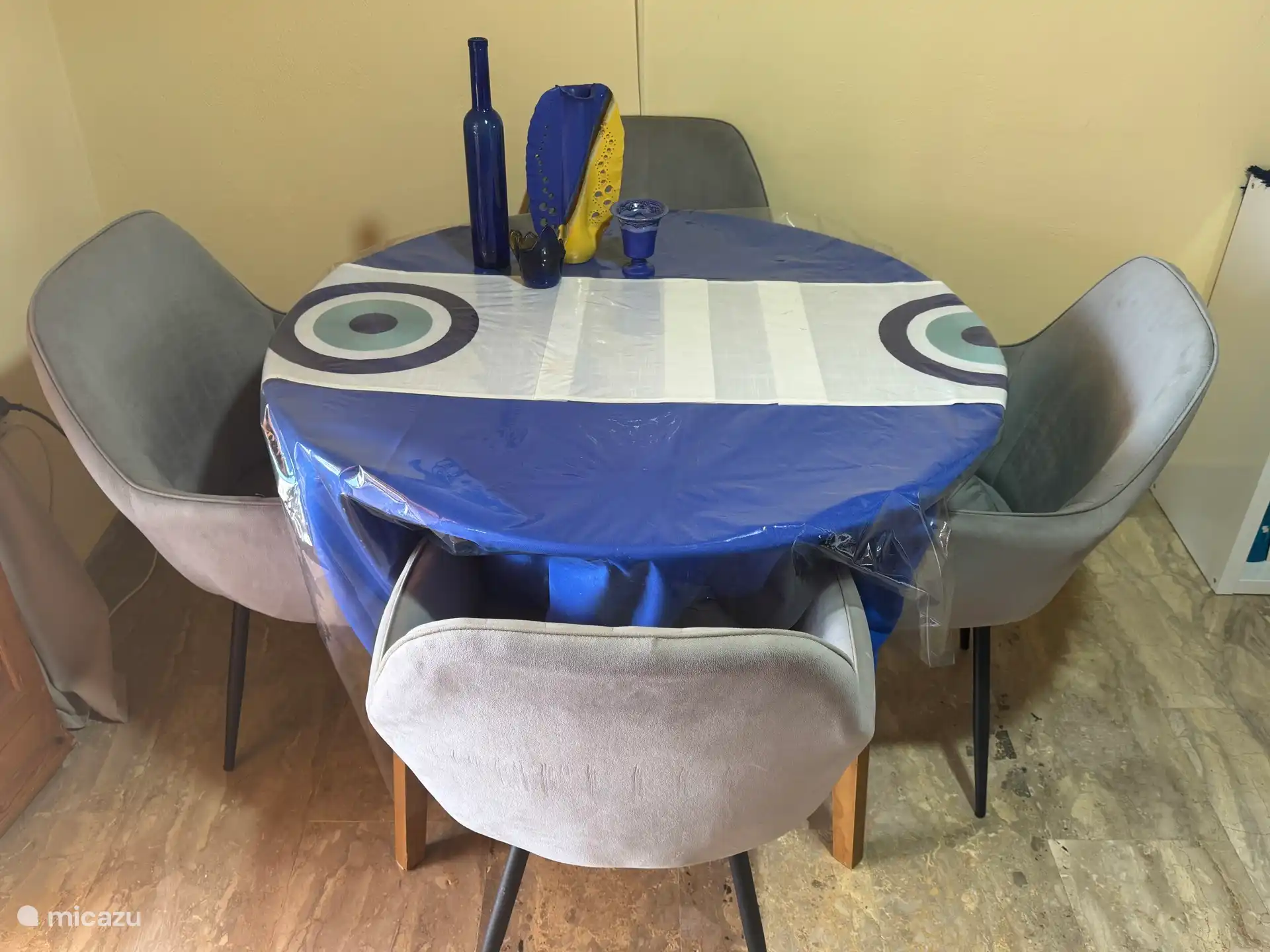 Runder Esstisch mit 4 Stühlen