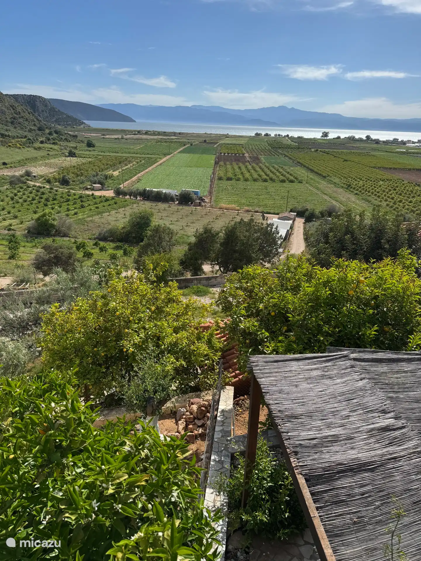 Blick auf Land, Meer und Berge vom Pool aus