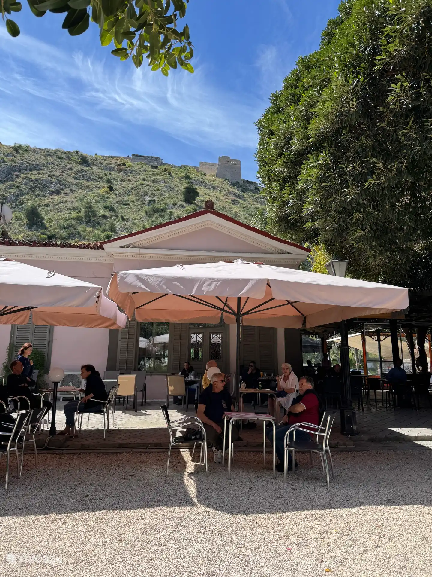 Terrasse am alten Bahnhof Nafplio mit Blick auf Palamidi