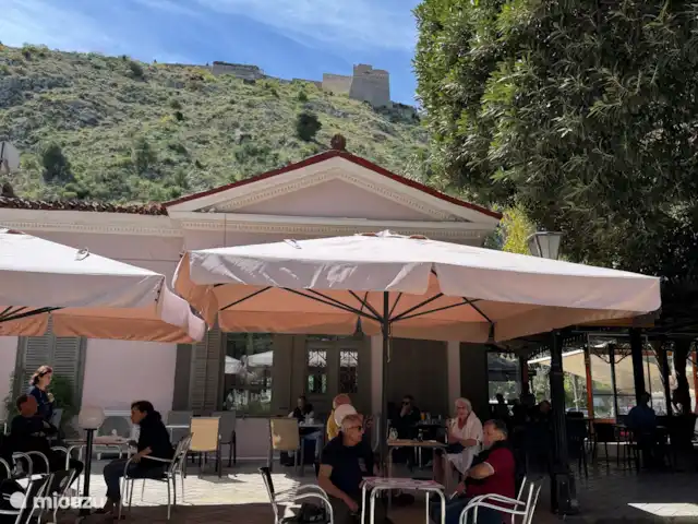 Maison de vacances avec piscine et vue mer | Grèce, Péloponnèse, Iria (Nafplion) - maison de vacances Terrasse de l’ancienne gare de Nauplie avec vue sur Palamidi