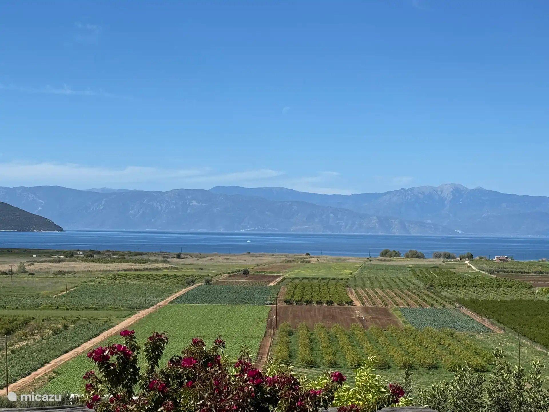 Atemberaubender Blick auf die Landschaft, das Meer und die Berge von der Poolterrasse 