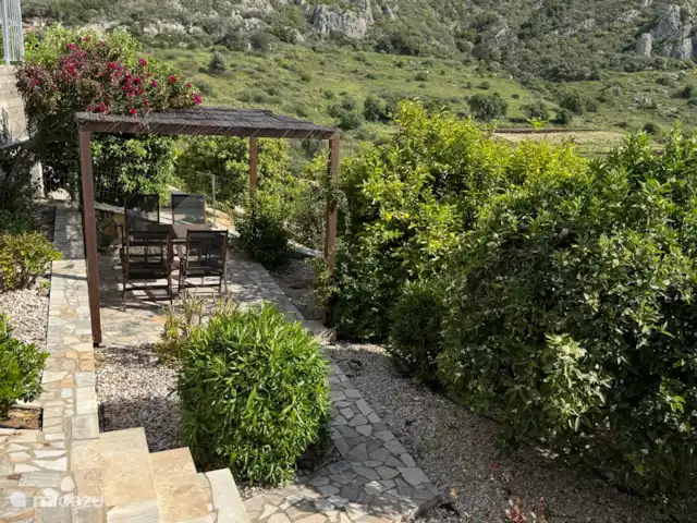 Maison de vacances avec piscine et vue mer | Grèce, Péloponnèse, Iria (Nafplion) - maison de vacances Jardin avec sièges et arbres fruitiers derrière la piscine