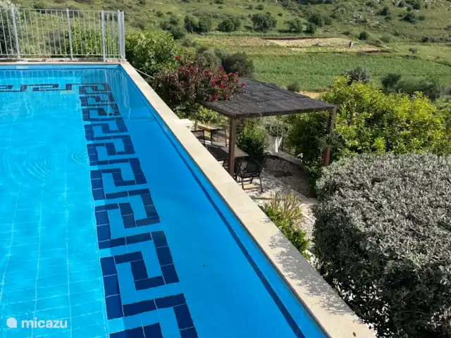 Maison de vacances avec piscine et vue mer | Grèce, Péloponnèse, Iria (Nafplion) - maison de vacances Terrasse avec sièges derrière la piscine